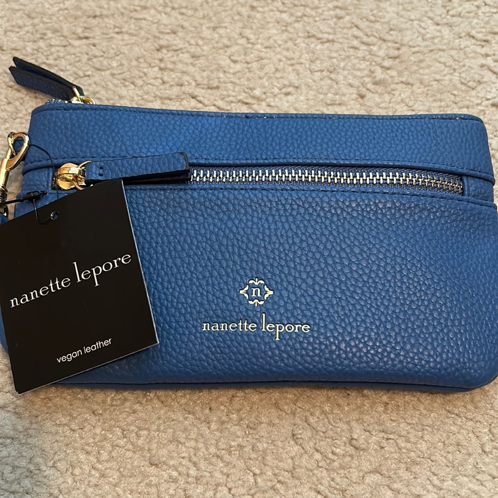 Zippered wristlet